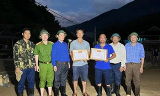 Tặng bằng khen cho 13 cá nhân dũng cảm cứu người, tài sản trong cơn lũ quét