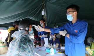 Chàng trai 17 tuổi năng nổ trực chốt, tiếp sức người về quê