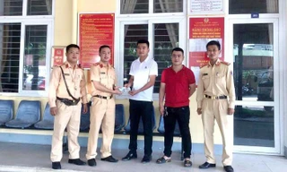 Nhặt được sổ đỏ và ví tiền hơn 43 triệu đồng, nam shipper tìm người trả lại