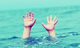 Rơi xuống mương trước nhà, bé 2 tuổi đuối nước tử vong