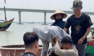 Cứu sống nam thanh niên nhảy cầu Cửa Hội