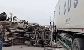 Lật xe trên cao tốc, giao thông ùn tắc hướng Vinh - Hà Nội