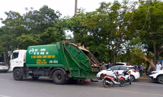 Tài xế ô tô mở cửa bất cẩn, cô gái văng ra giữa đường bị xe tải tông tử vong