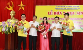 Khen thưởng 2 nam sinh đạt thành tích cao tại Olympic Tin học khu vực và quốc tế