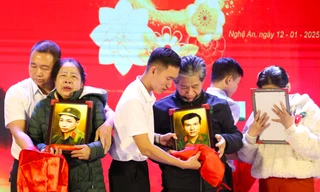 Xúc động cuộc đoàn tụ 'đặc biệt' qua những bức ảnh