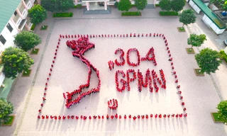 Thiếu nhi Nghệ An xếp hình bản đồ Việt Nam