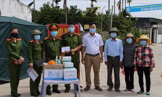 Tặng quà các chốt kiểm soát chống dịch COVID-19