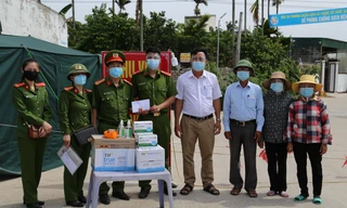 Tặng quà các chốt kiểm soát chống dịch COVID-19