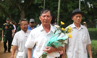 Dòng người tấp nập về thăm quê Bác Hồ