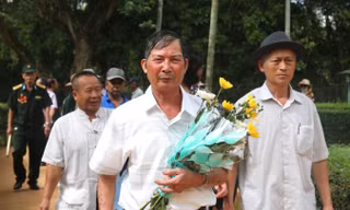 Dòng người tấp nập về thăm quê Bác Hồ