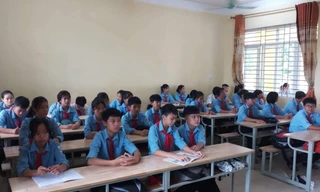 Hơn 200 học sinh đã đến lớp sau phản đối sáp nhập trường