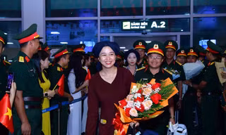 Lực lượng diễu binh, diễu hành trở về trong vòng tay đồng đội và người thân