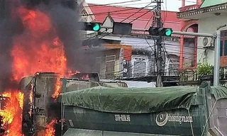 Dừng đèn đỏ, xe đầu kéo bất ngờ bốc cháy dữ dội