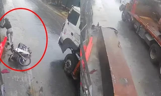 Cô gái kể khoảnh khắc vứt xe máy, tránh khối gỗ nặng 5 tấn rơi từ ô tô để thoát thân