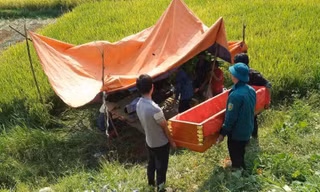 Lật máy gặt lúa, người đàn ông tử vong tại chỗ