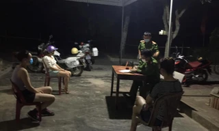 Ra đồng ngắm trăng Rằm, 3 phụ nữ bị phạt tiền