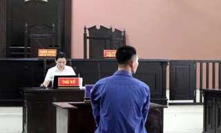 Nước mắt của người mẹ có đứa con trai trượt dài trên con đường 'cơm tù, áo số'