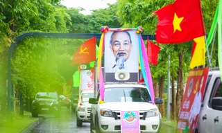 Diễu hành từ Quảng trường Hồ Chí Minh về quê Bác