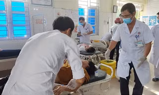 Hơn 20 người nhập viện sau vụ va chạm giữa xe tải và xe khách