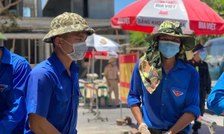 Chuyến xe yêu thương của đoàn viên thanh niên tiếp sức tuyến đầu giữa trời nóng 'đổ lửa'