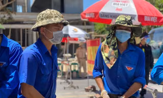 Chuyến xe yêu thương của đoàn viên thanh niên tiếp sức tuyến đầu giữa trời nóng 'đổ lửa'