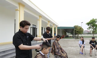 Chàng trai Hà Tĩnh cắt tóc miễn phí cho trẻ mồ côi