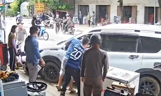 Phản ứng nhanh của anh thợ điện lạnh cứu tài xế nghi đột quỵ trong xe ô tô