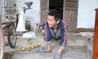 Nghị lực của người đàn ông hơn 60 năm đi bằng đôi tay