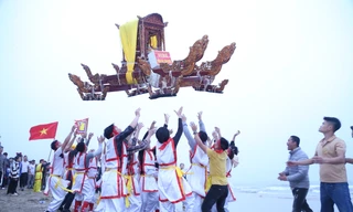 Thanh niên trai tráng chạy Ói, tung kiệu ở lễ cầu ngư