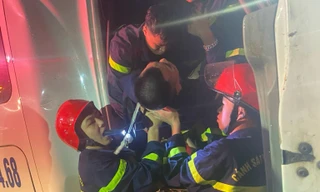 Phá dỡ cabin xe container, giải cứu tài xế gãy chân sau tai nạn giao thông