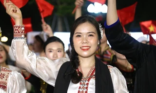 Hơn 1.000 nghệ sĩ biểu diễn 'Quê hương mùa sen nở' trên phố đi bộ Vinh