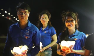 Lung linh hội hoa đăng trên dòng Lam Giang - Cửa Hội