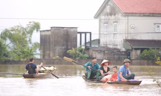 Nước lũ rút chậm, hàng nghìn hộ dân vùng hạ du ở Nghệ An vẫn bị cô lập