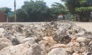 Quốc lộ vừa làm xong đã bong tróc nham nhở, sụt lún