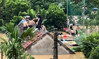 Nước lũ dâng ngập phòng trọ, hàng chục học sinh trèo lên nóc nhà cầu cứu