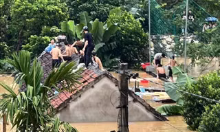 Nước lũ dâng ngập phòng trọ, hàng chục học sinh trèo lên nóc nhà cầu cứu