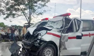 Xe cứu thương tông đuôi xe tải ở Nghệ An, nhiều người thương vong