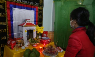 Vợ trẻ khóc ngất khi hay tin chồng tử nạn ở eo biển Manche