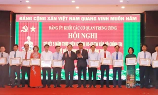 Khen thưởng 49 tập thể và 43 cá nhân có thành tích xuất sắc học tập và làm theo lời Bác