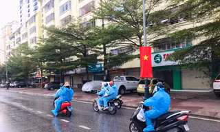 Theo chân áo xanh ở ‘vùng đỏ’ mang thực phẩm đến người dân