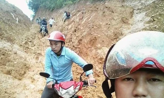 Hình ảnh xúc động: Giáo viên lội bùn đất, băng qua điểm sạt lở đến trường