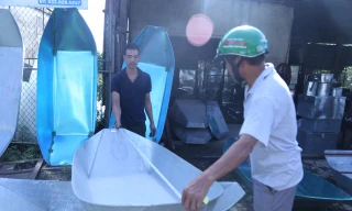 Làng gò thuyền tôn tất bật những ngày mưa lũ