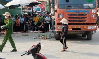 Đạp xe đến trường, nữ sinh tiểu học tử vong dưới gầm xe tải 