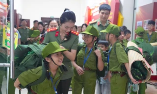  ‘Chiến sĩ nhí’ háo hức xuất quân học làm chiến sĩ công an