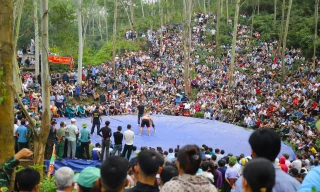 Chen chân xem đấu vật dưới chân núi Đụn