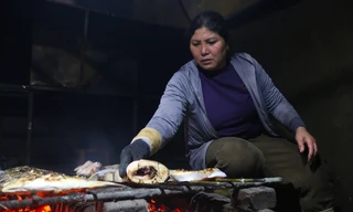 Phụ nữ làng biển mướt mồ hôi với nghề 'lấm lem than khói' ngày mưa rét