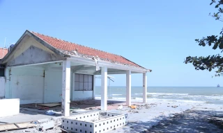 Tháo dỡ loạt ki ốt chắn lối xuống bãi tắm biển Cửa Lò