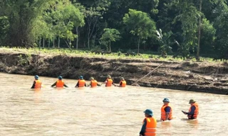 Hàng trăm người tìm kiếm nam sinh lớp 10 bị nước cuốn mất tích