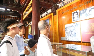 Đồng bào muôn phương về quê Bác trong ngày thống nhất non sông