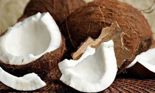 Bé gái hơn 1 tuổi hóc cùi dừa, tử vong thương tâm